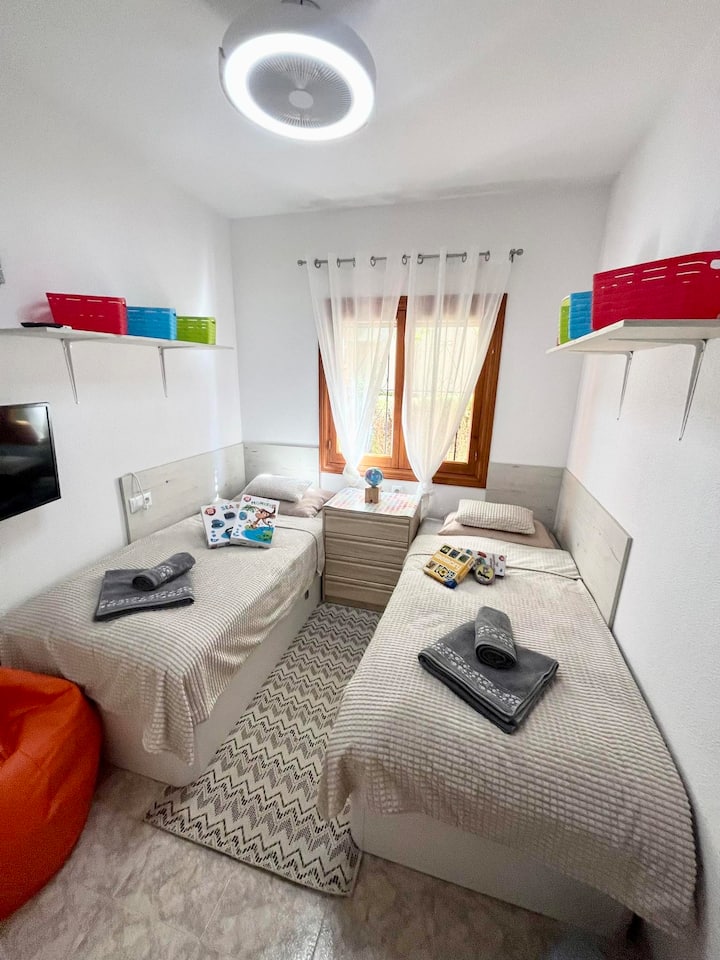 בחדר השינה השני יש שתי מיטות יחיד. בחדר השינה יש ארון בגדים עם קולבים, טלוויזיה ומאוורר תקרה.