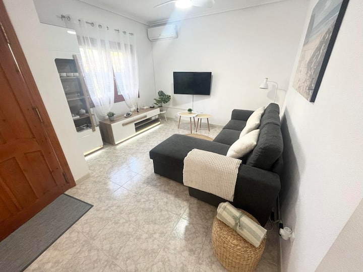 סלון נוח עם ספה נפתחת, טלוויזיה, Wi - Fi ונוף למרפסת.