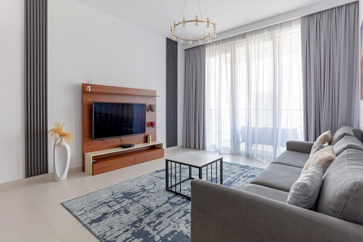 Popular Airbnb listing: Modern 1BDR in Creek with Amazing View, High Floor in Al Kheeran First