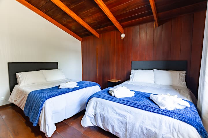 Bonita habitación de madera.