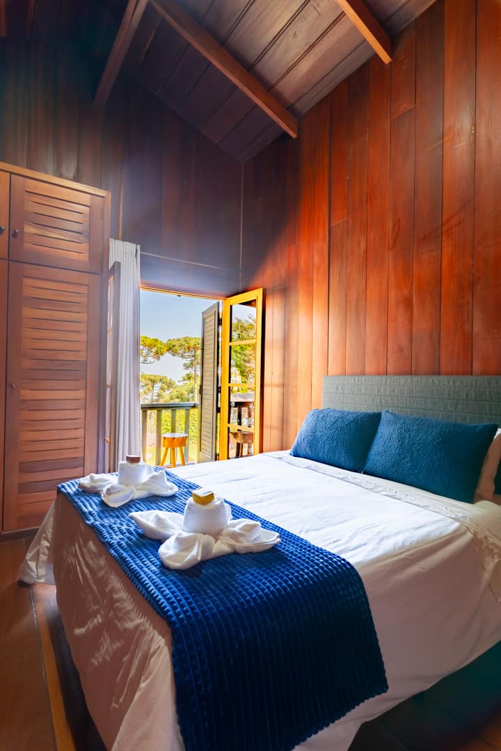 Cama de matrimoni y balcón privado.