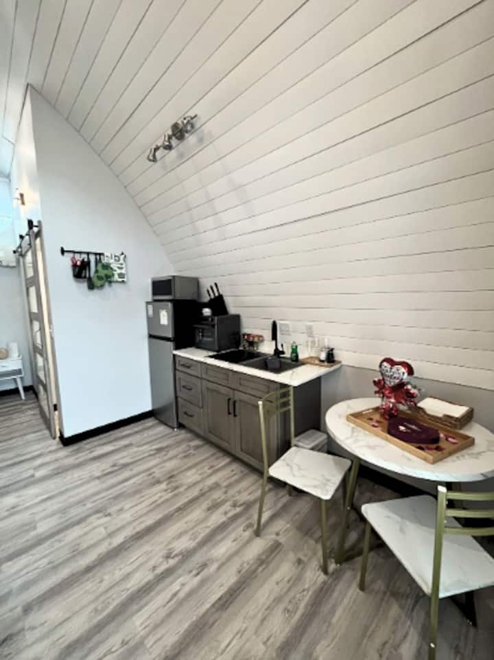 Mountains - Romantic, Hot Tub, Campfire, Red - Tiny houses for Rent in Bakersville, North Carolina, United States - Airbnb Mountains - Romantic, Hot Tub, Campfire, Red - Tiny houses for Rent in Bakersville, North Carolina, United States - Airbnb
