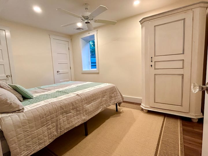 Душек со големина на брачен кревет (широк 150-179 см) на пониско ниво со просторен шкаф Покрај плакарот