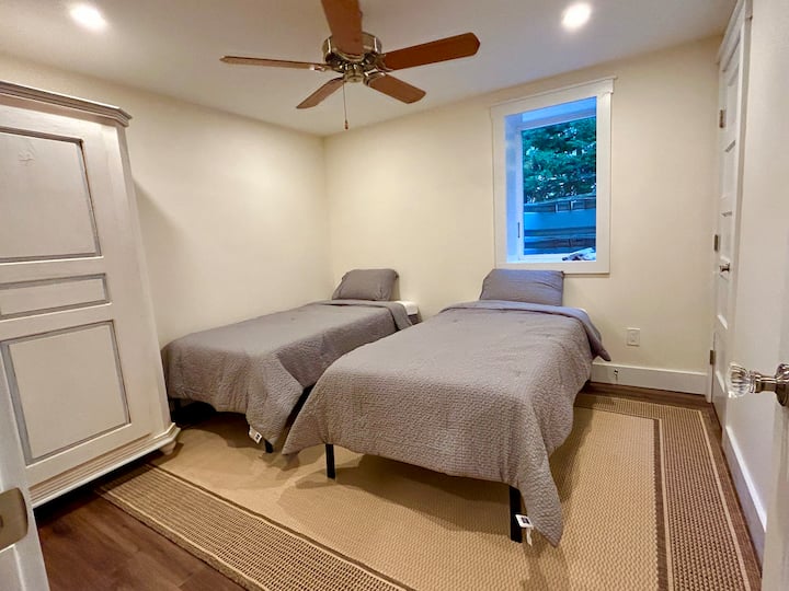 Спална соба  со два двокреветни кревета на пониско ниво со простран шкаф покрај плакарот