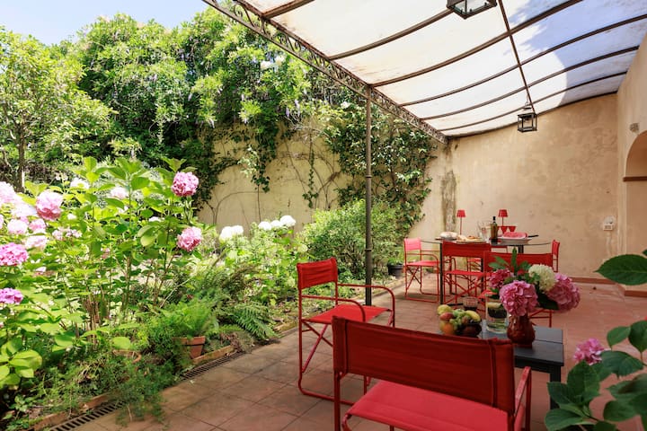 Florence Huge Apartment with Private Garden