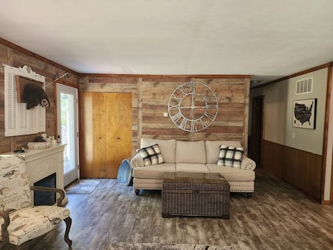 Pet Friendly, Fenced Yard, House in the Woods.