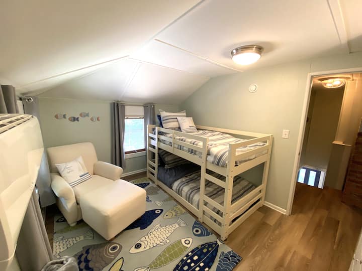 Deuxième chambre avec lits jumeaux, parfaite pour les enfants ou les invités supplémentaires. Cette chambre dispose de 2 fenêtres avec rideaux occultants, de mini stores, d'une chaise confortable avec pouf, d'une unité murale climatisée et de 2 couvertures supplémentaires dans la poubelle au sol.
