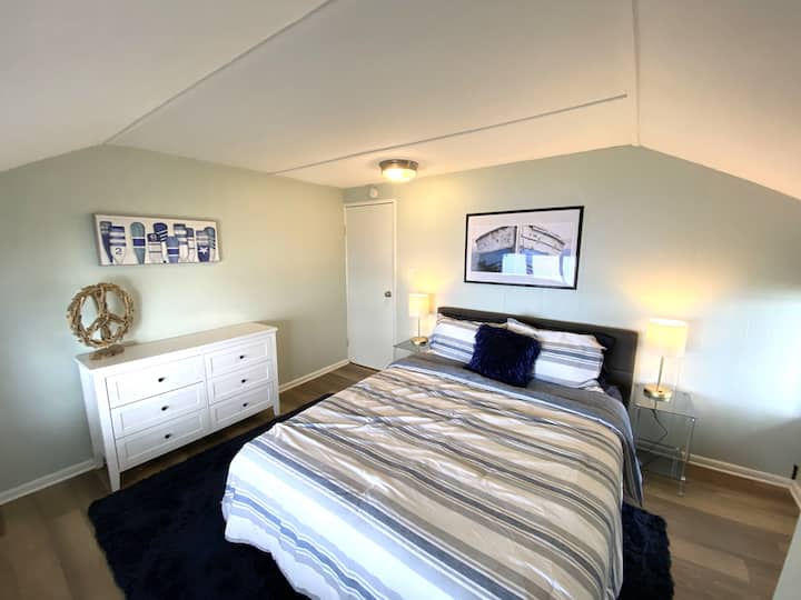 La troisième chambre avec une décoration confortable et une grande lumière naturelle avec lit queen size dispose d'une commode et d'un placard pour le rangement. Cette chambre a une vue sur le lac.
