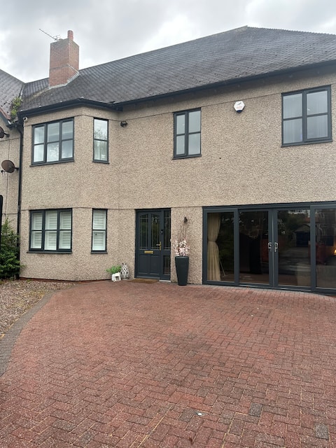 Modern beach home sleeps 10 ! next to golf course