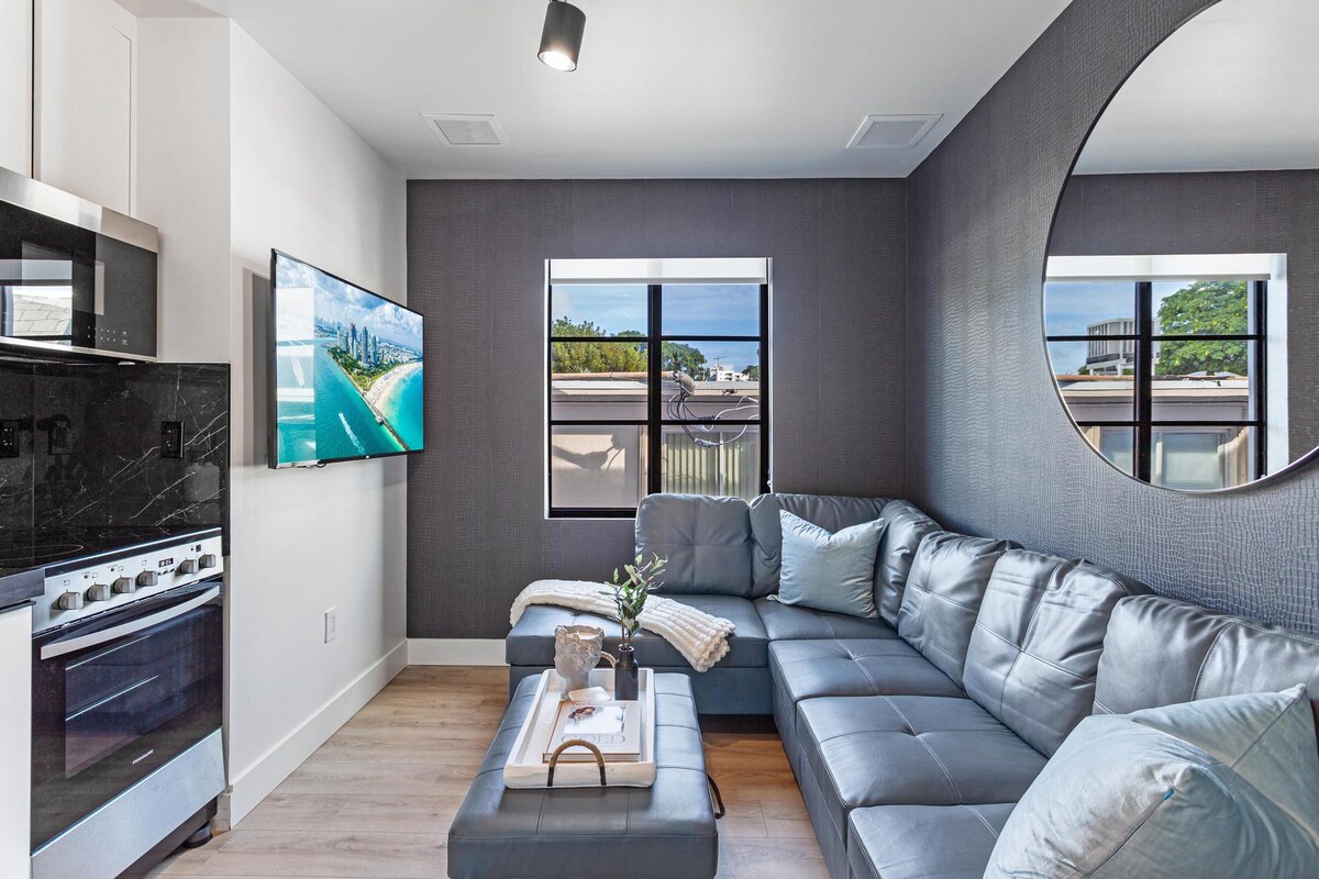 Top Airbnb: Modern 3-bedroom apartment with pool in Miami in Latin Quarter