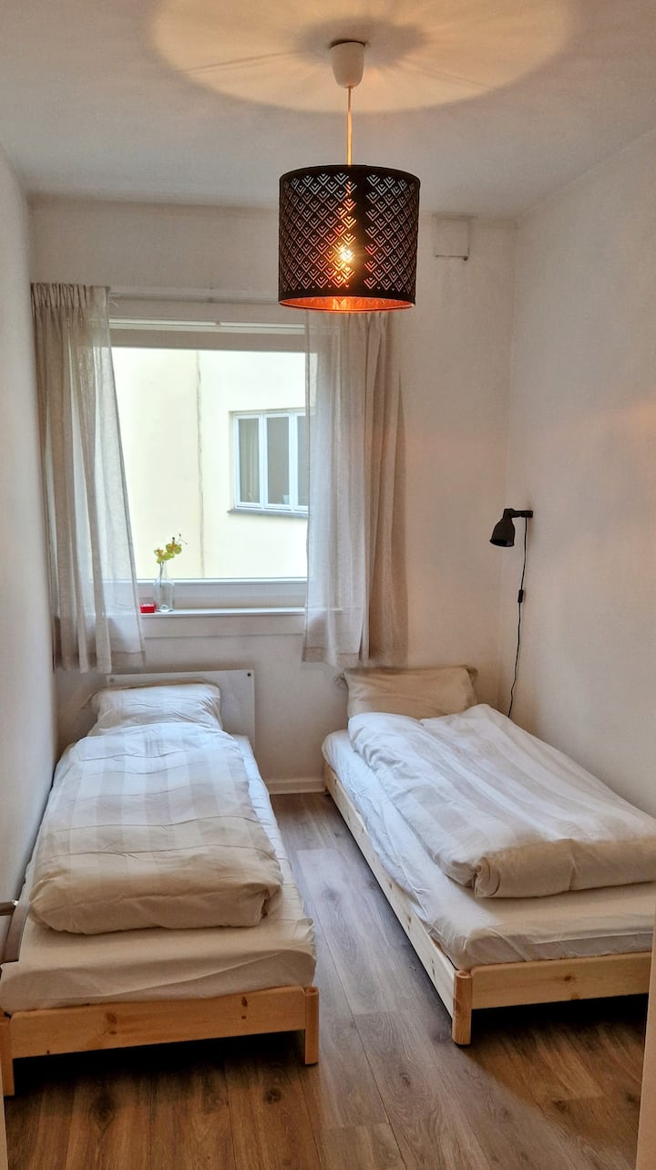 Малката спалня е обзаведена с 2 единични легла.