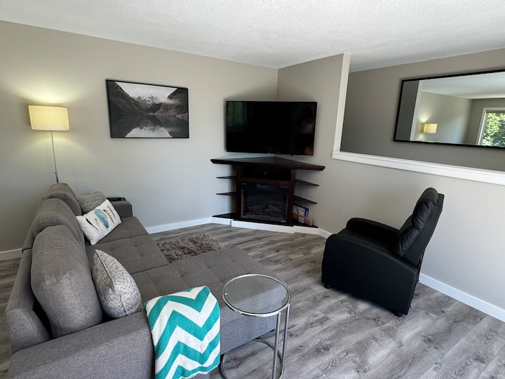 K Hill Side Suite-private With Mountain View Patio - Salmon Arm
