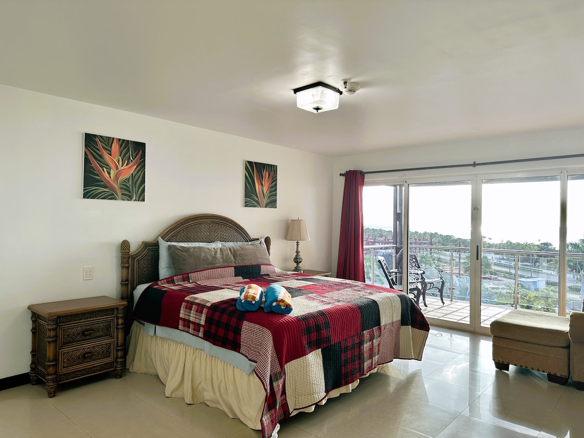 ห้องนอนใหญ่พร้อมวิวทะเลและชายหาด