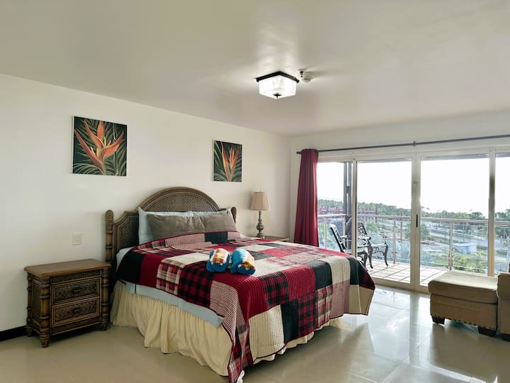 dormitorio principal con vistas al mar y a la playa.