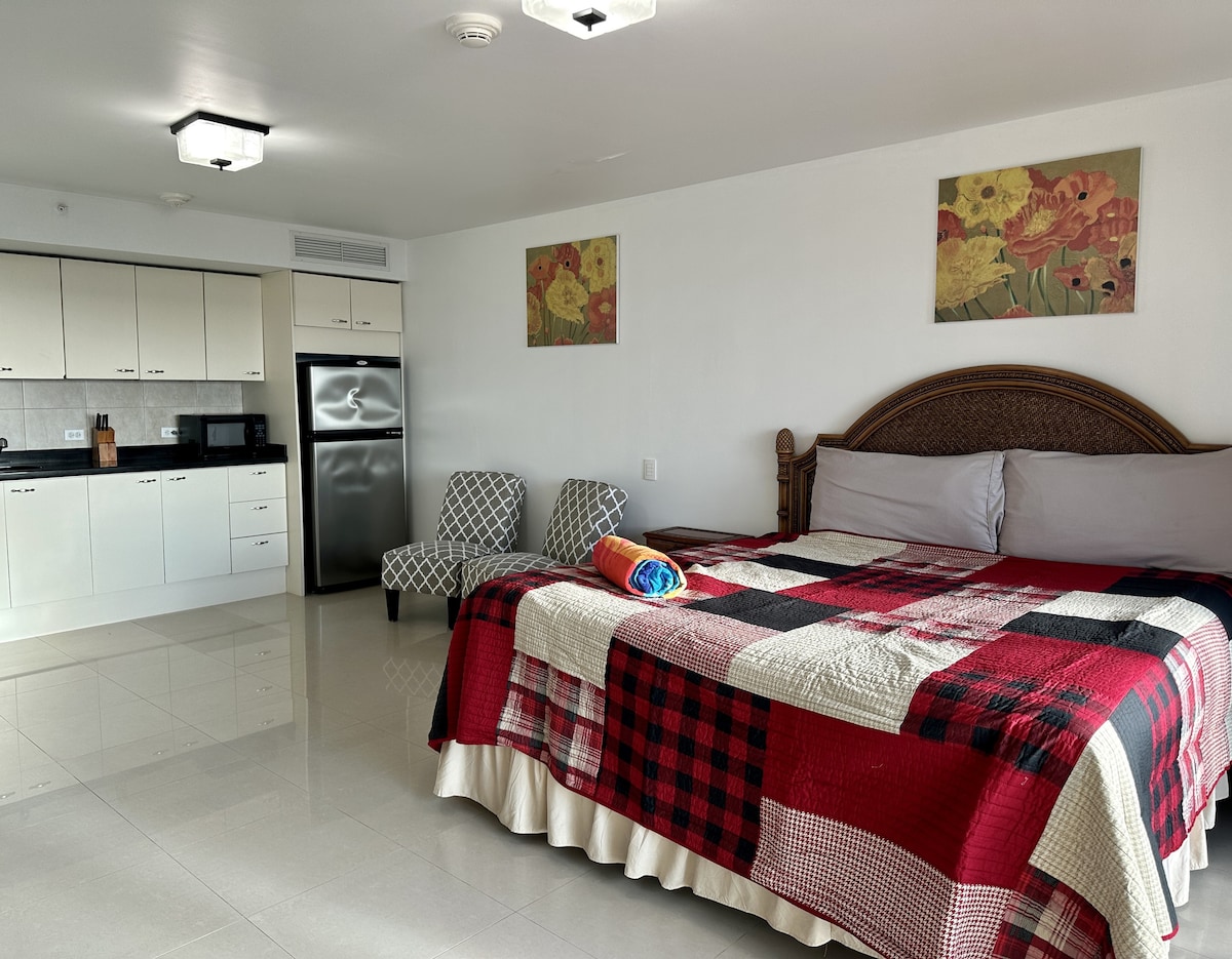 ห้องนอนเตียงคิงไซส์หลังที่สองพร้อมห้องครัวขนาดเล็ก