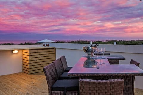 Top-floor beachside apartment with views