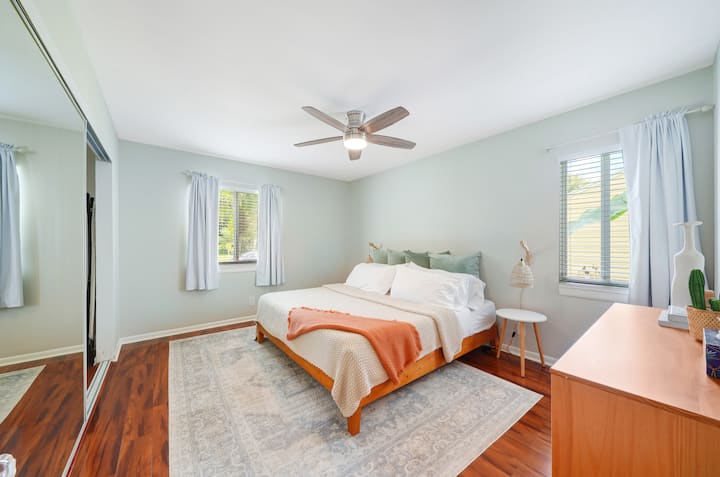 Ჩვენს ფართო საძინებელში არის ლუქს-კლასის საწოლი, რომელიც ღამის მშვიდ ძილს პლუშის თეთრეულითა და კომფორტული ბალიშებით გამოირჩევა. Უზარმაზარი კარადა საკმარისი სათავსოებით გამოირჩევა თქვენი ნივთებისთვის. 