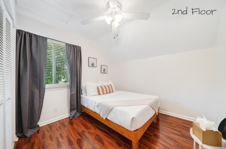 Რბილი თეთრეული და ბალიშები აუმჯობესებს კომფორტს და უზრუნველყოფს კარგ დასვენებას.