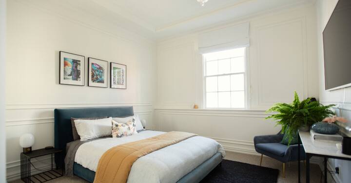 غرفة النوم الرئيسية هي ملاذ هادئ، تتميز بخزانة ملابس واسعة وحمام داخلي أنيق — مصمم بعناية لتوفير الراحة والخصوصية والحياة اليومية السهلة.