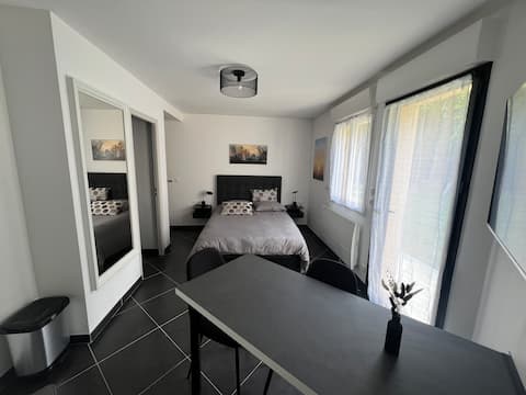 Top performing Airbnb: Beautiful independent studio in Yvelines
