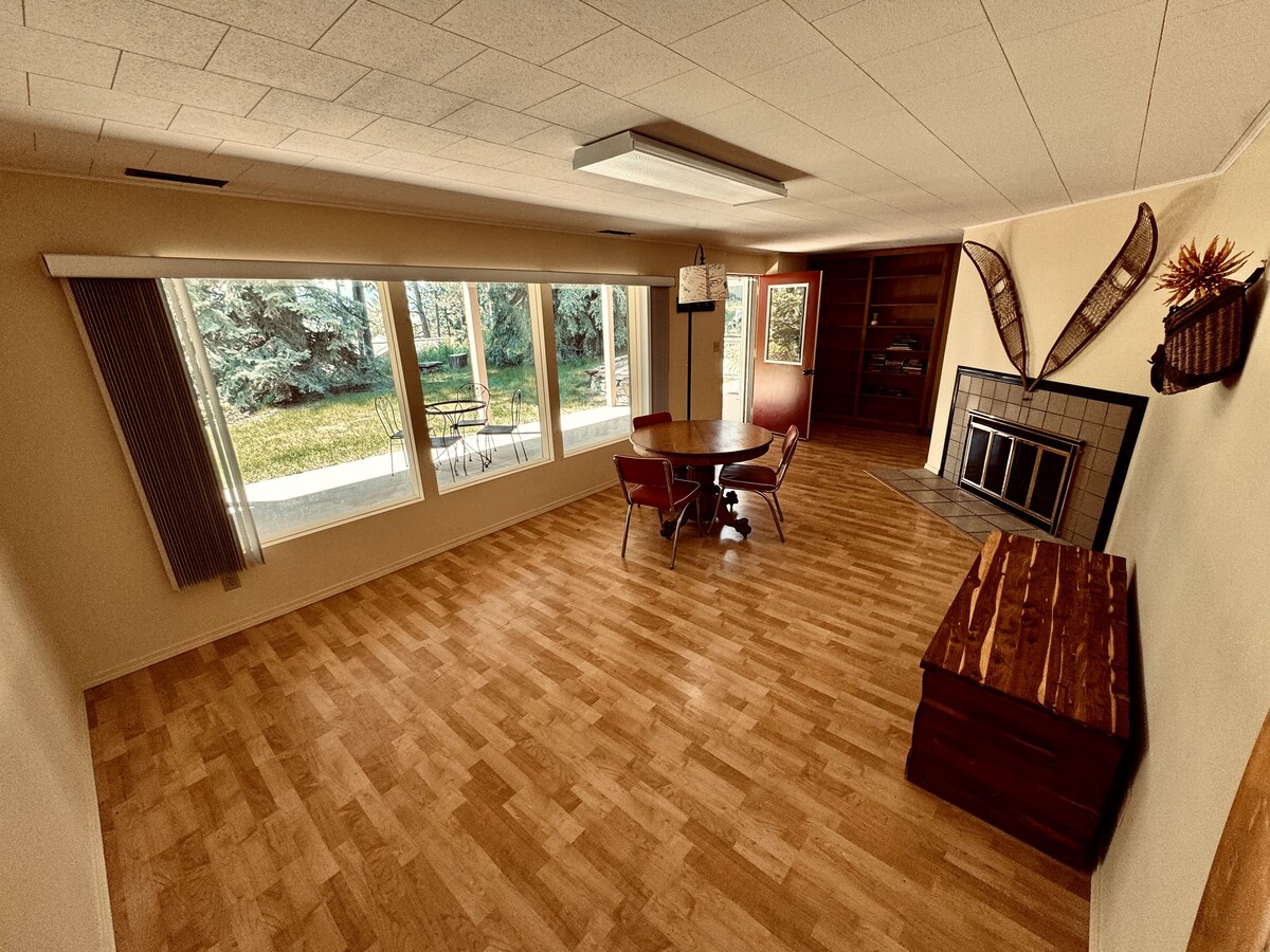 Dhomë ndenjjeje e madhe me shumë diell pasiv