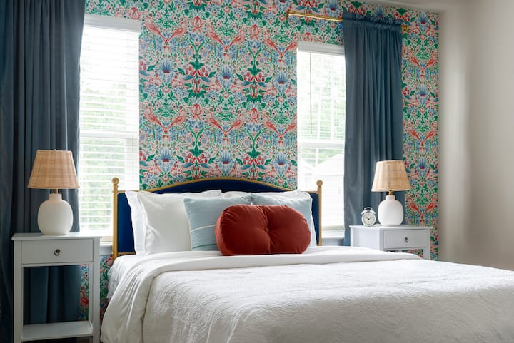 Oddýchnite si na plyšovej manželskej posteli v spálni, ktorá je navrhnutá pre pokojný a pohodlný pobyt.