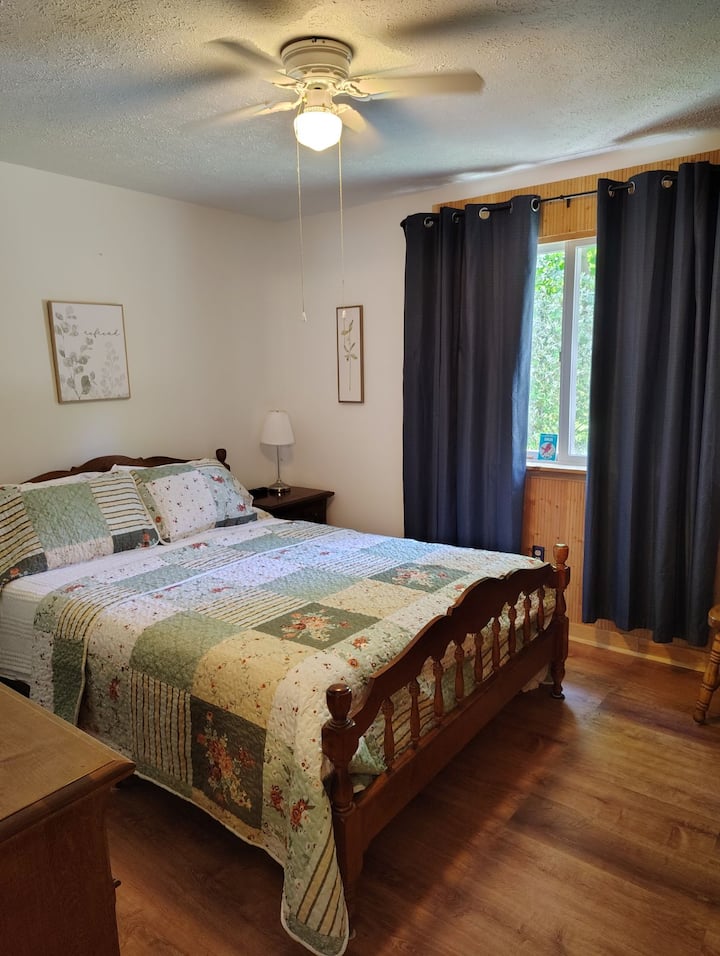 غرفة نوم رئيسية بسرير كبير وغرفة نوم واسعة وخزانة وشماعات وفراش إضافي. ستائر مظلمة للغرفة، مروحة سقف