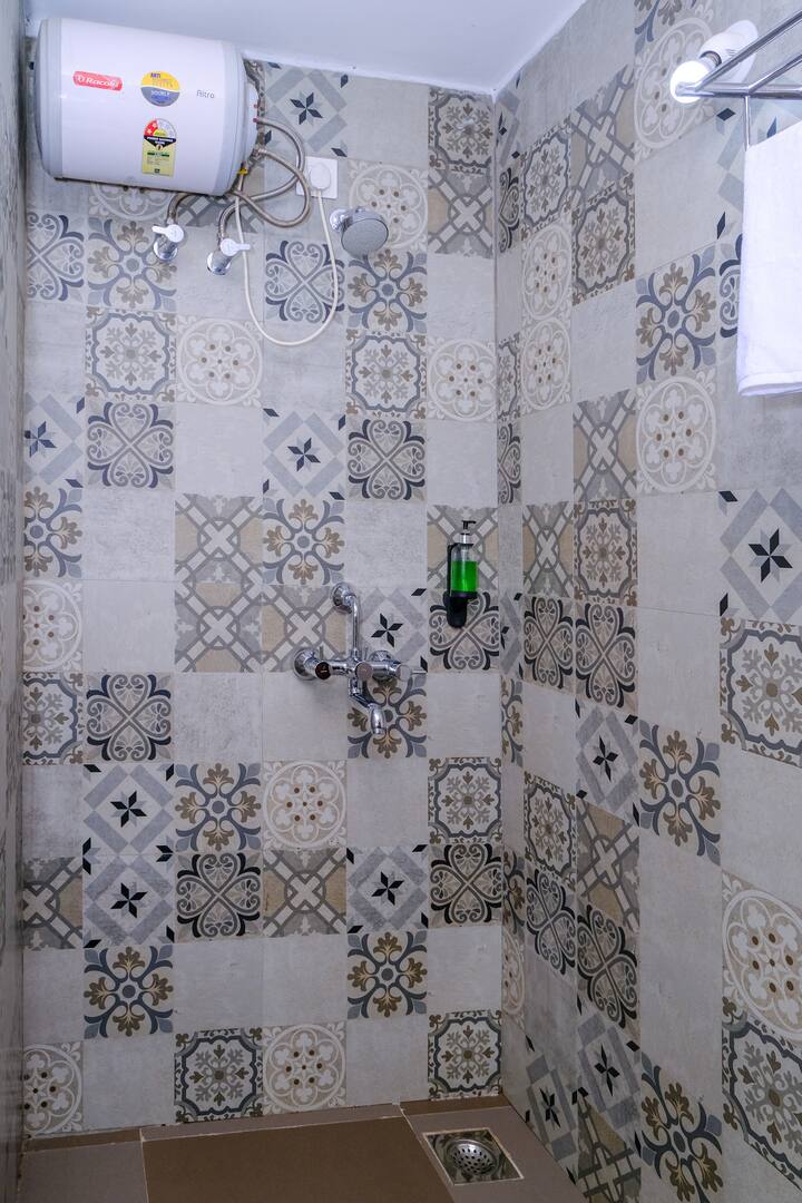 Full bathroom 1 image 1