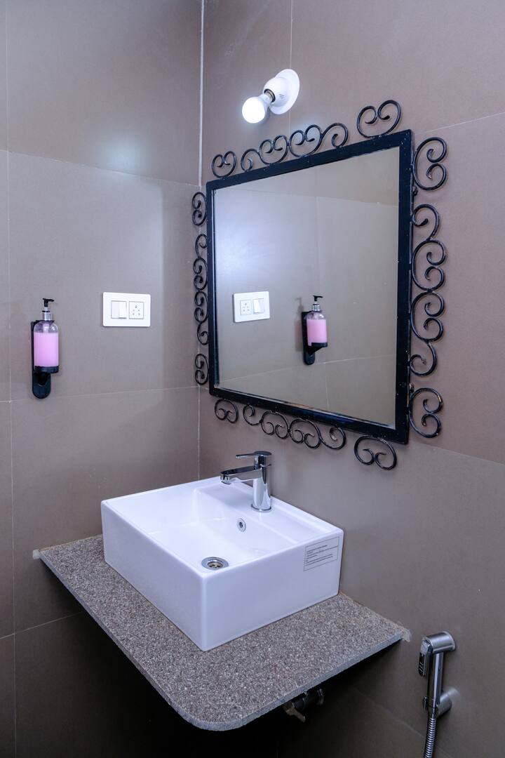 Full bathroom 2 image 1