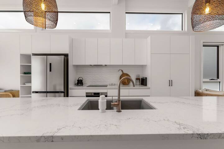 Cedar Tides – Luxury and views. gallery image 5