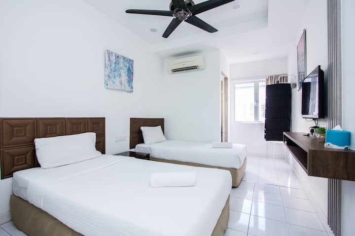 غرفة نوم واحدة تضم سريرين صغيرين حمام ملحق. + 31" تلفزيون وأسترو استمتع.
مع مكيف هواء.