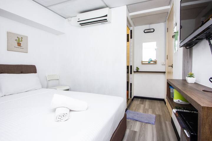 B2 الطابق الأرضي غرفة نوم كوين مرفقة مع Barhroom .31" تلفزيون+أسترو استمتع. مجهزة أيضًا بـ 1. HP Air - Cond.