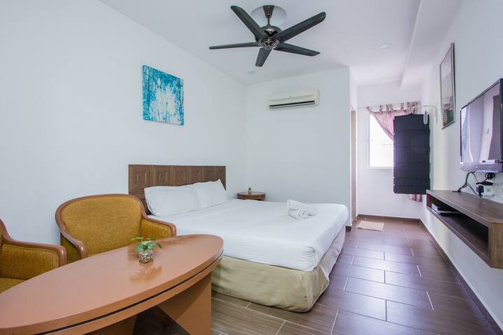 غرفة نوم بحجم كبير مرفقة بحمام، تلفزيون 31بوصة +أسترو استمتع. مجهزة أيضًا بـ 1.5 HP Air - Cond.