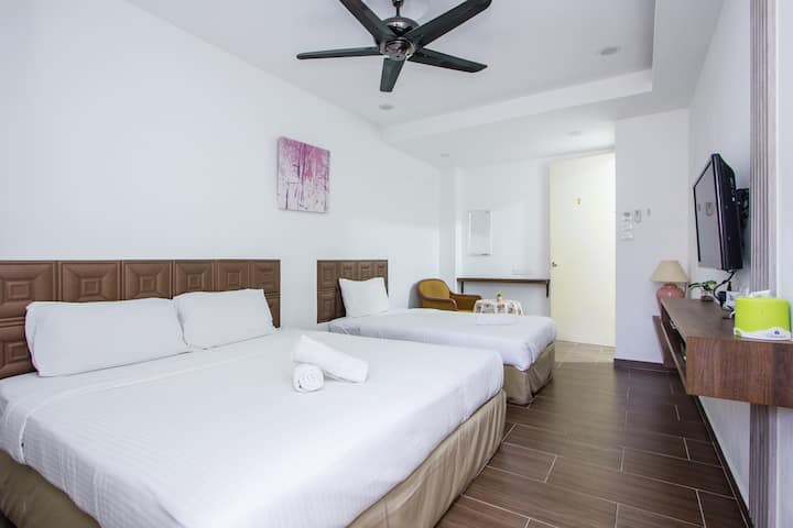 سوبر  واحد + غرفة نوم بحجم كينغ ملحقة بحمام. تلفزيون 39بوصة + أسترو استمتع. مجهزة بـ 1.5 HP Air - Cond.