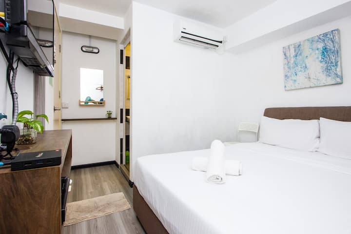 B1 الطابق الأرضي غرفة نوم كوين مرفقة مع Barhroom .31" تلفزيون+أسترو استمتع. مجهزة أيضًا بـ 1. HP Air - Cond.