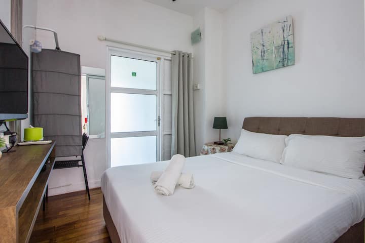 غرفة نوم تضم سرير كوين مع حمام ملحق وبولكوني .31" تلفزيون+أسترو استمتع. مجهزة أيضًا بـ 1. HP Air - Cond.