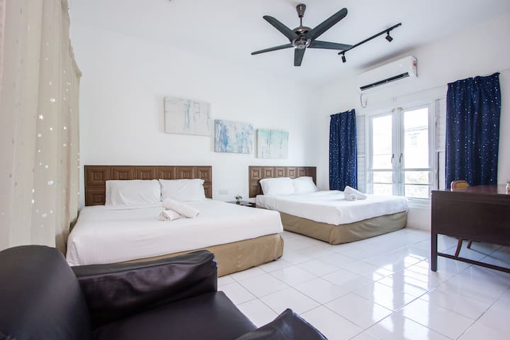 غرفة نوم بسرير كبير الحجم مع حوض استحمام، تلفزيون 39بوصة +أسترو استمتع. مجهزة أيضًا بجولة هوائية 2HP.