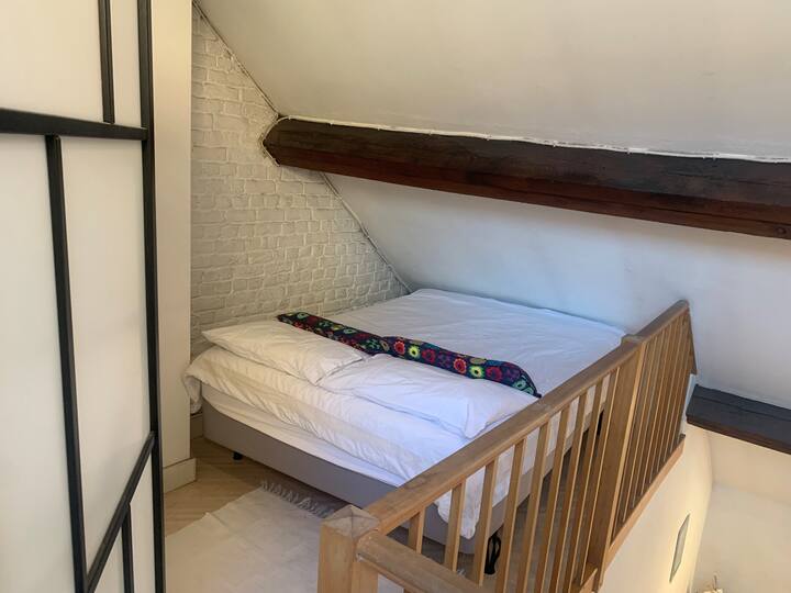 右侧夹层床

右侧夹层的床