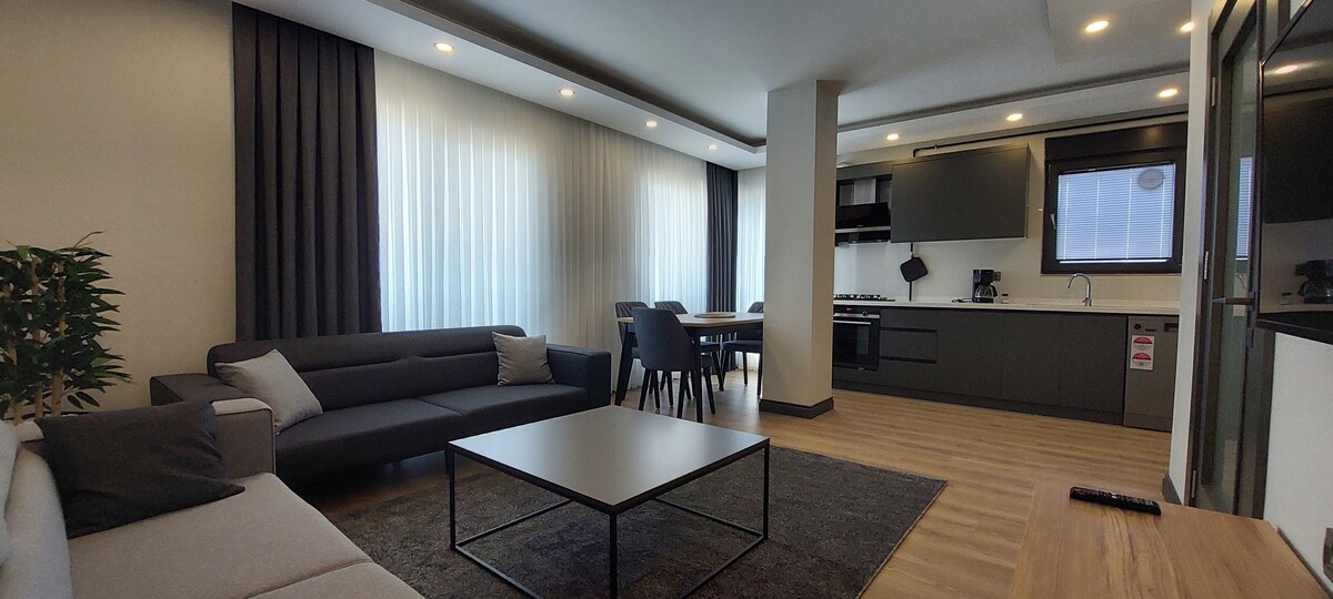 Të uroj të kesh vakte të këndshme në tavolinën tënde të këndshme të darkës dhe karrige të rehatshme 