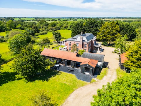 Essex 3-Bed Barn Retreat, Hot Tub, BBQ, Games