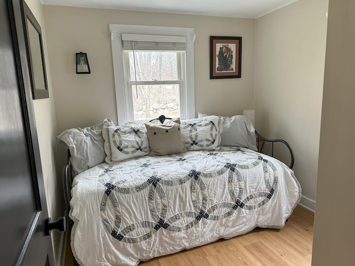 Ausziehbett mit zwei Einzelbetten zu einem Queensize-Doppelbett