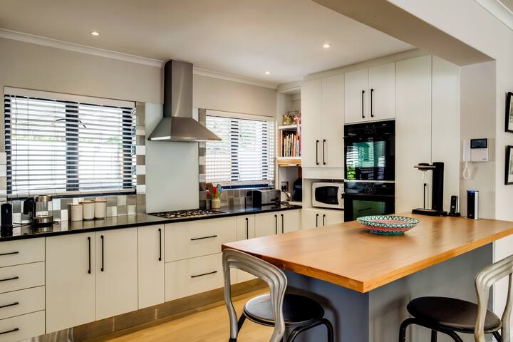 Constantia home, 3BDR with Pool + on Wine-Route gallery image 5