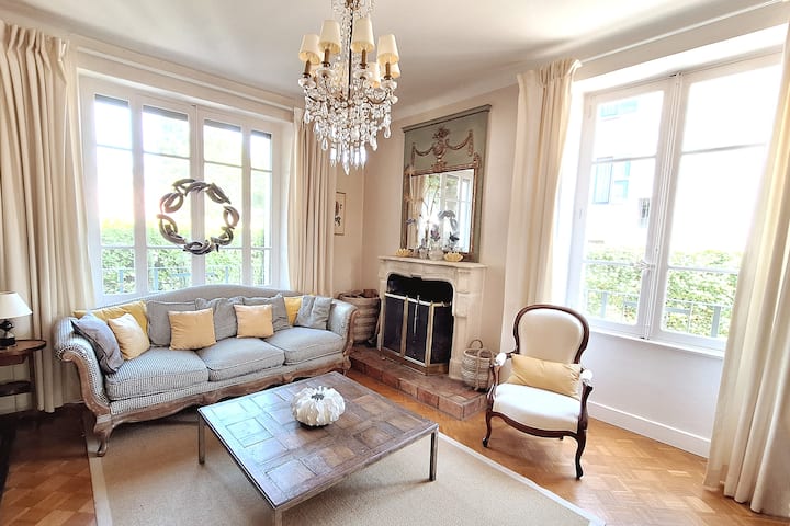 Sala de estar, chimenea, TV