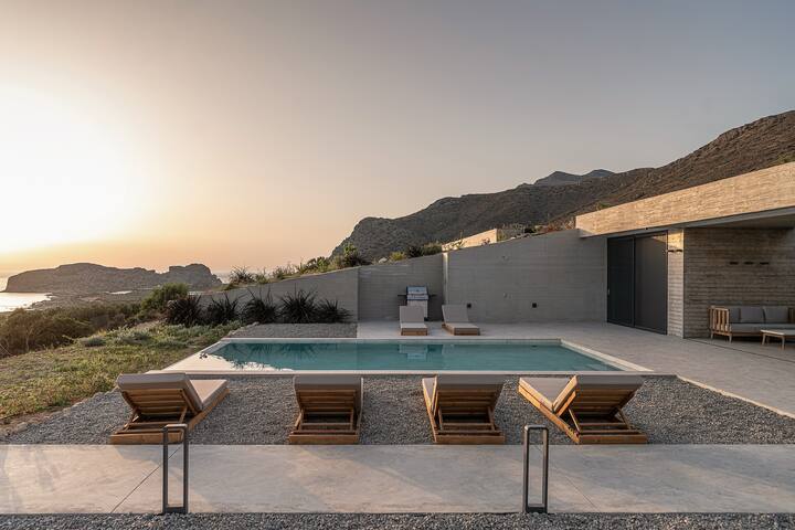 Inspiring Industrial Design Villa with Sea Views gallery image 3