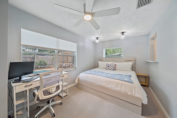 Спална соба бр. 3 - брачен кревет (широк 150-179 см), канцелариски простор со биро (достапен е компјутерски монитор, глушец и тастатура), голем простор во плакарот. 

Детското креветче „Спакувајте и играјте“ се наоѓа во плакарот и лесно се поставува!