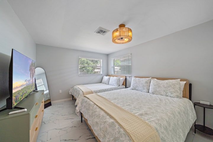 Спална соба бр. 2 - 1 брачен кревет (широк 180-220 см), 1 брачен кревет (широк 180-220 см), паметен телевизор, голем