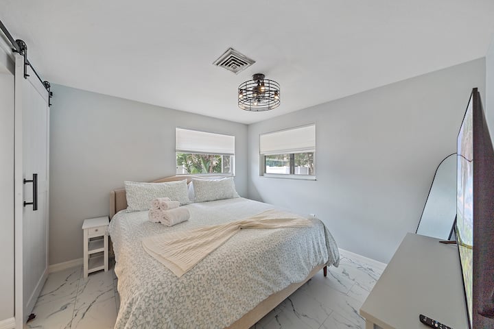 Спална соба бр. 1 - брачен кревет (широк 180-220 см), паметен телевизор, гардеробер, целосна бања