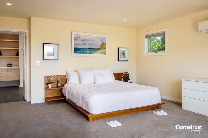 Primary bedroom, king bed, en-suite bathroom (Upper level)