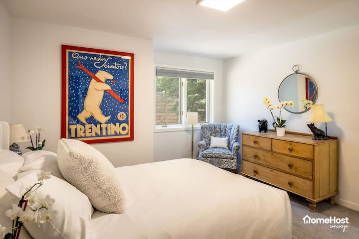 Guest bedroom: double bed (Lower level)