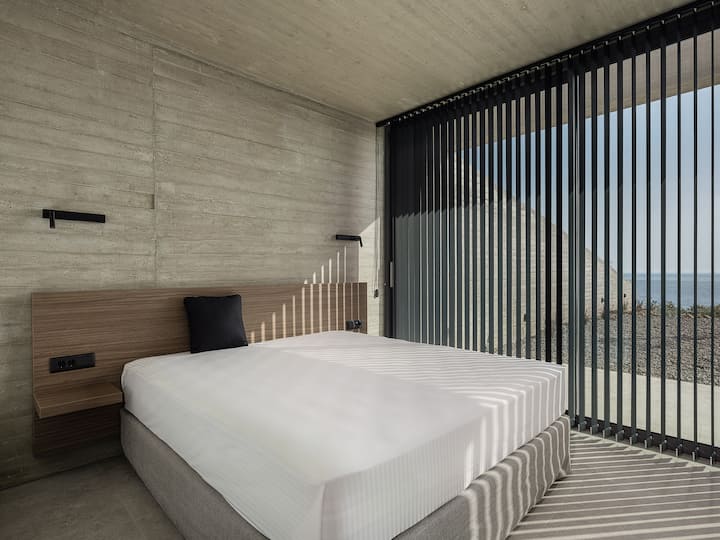 בחדר השינה הזה יש מיטת קווין סייז.